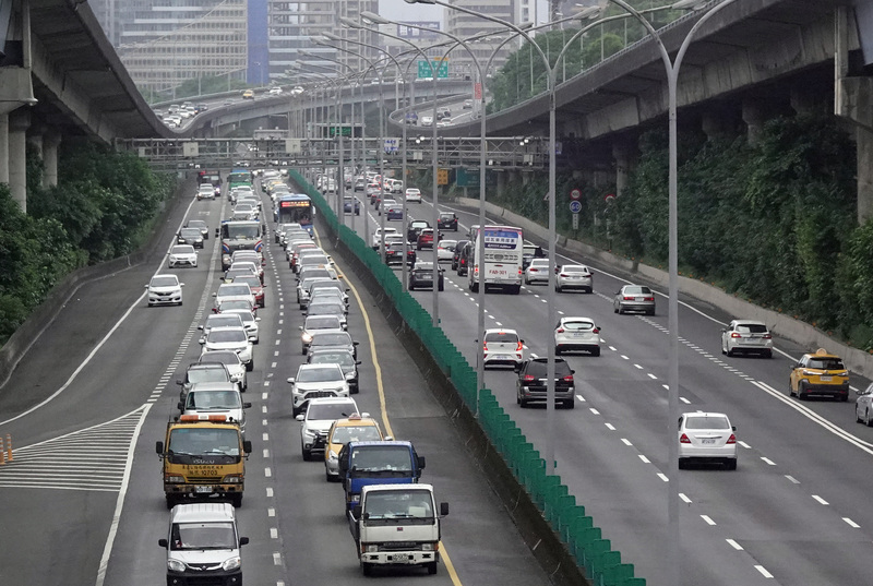 高公局7日表示，預估春節連假期間有大量返鄉、旅遊車潮，國五及西部國道中部及北部路段將發生較長時段的壅塞情形，且部分路段恐塞過夜。圖為國道1號內湖路段出遊車潮。（中央社）
