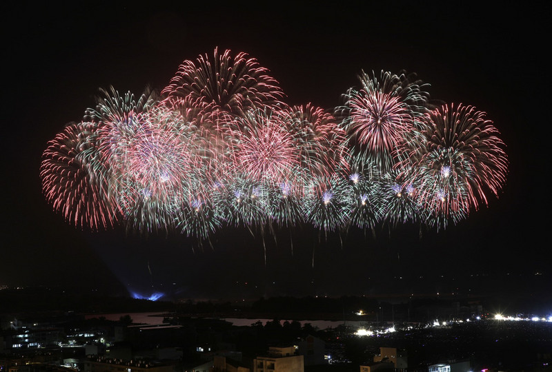 2020國慶焰火10日晚間在台南市安平區漁光島盛大登場，施放時間長達33分鐘，精彩煙火秀讓國慶夜更添繽紛。(圖:中央社)