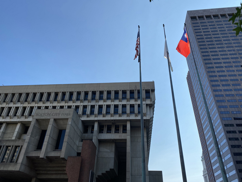 波士頓市政府慶祝雙十國慶，美東時間10日在市府廣場升起青天白日滿地紅國旗。（駐波士頓辦事處提供）