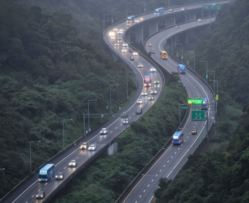 高公局預測，國5南向車流將從26日開始湧現，而且恐將持續到深夜，再從隔天清晨5時塞到16時。(資料照片/中央社)