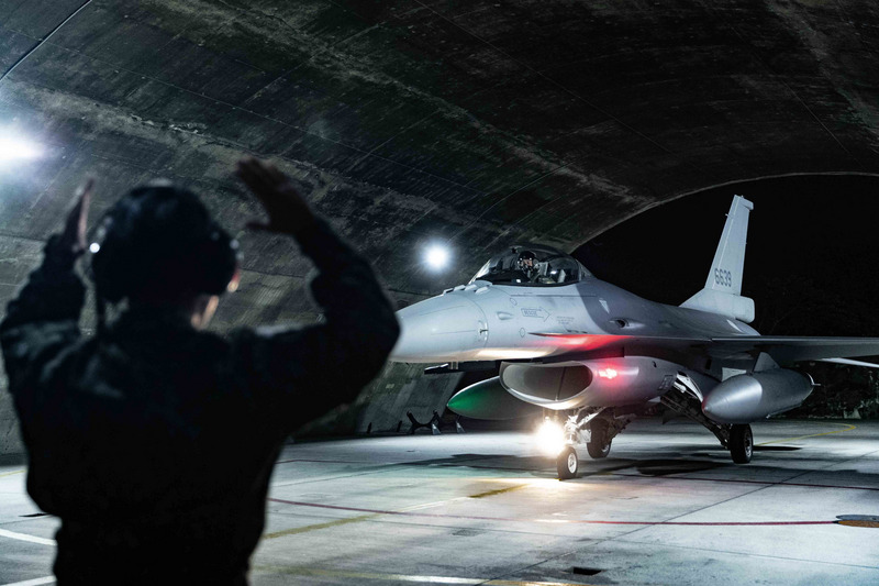 因應共軍擾台不斷，空、地勤同仁日夜接替執行警戒任務，圖為F-16V戰機。（軍聞社提供）