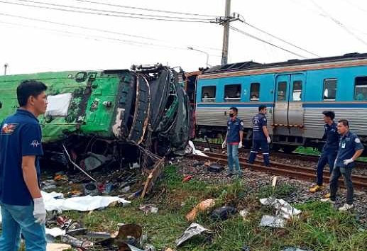 泰國一輛巴士11日上午8時左右與火車相撞，至少20人喪命，30人受傷。(圖取自推特)