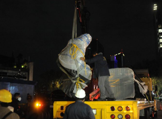 墨西哥政府搶先在10日把哥倫布座雕像移除。(圖取自推特)