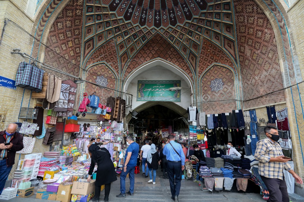 法國2日表示，由於該地區軍事升級的風險增加，法國已正式建議其公民不要前往伊朗，並要求仍在伊朗境內的法國公民盡快離開。圖為伊朗德黑蘭的大巴扎。(AFP)