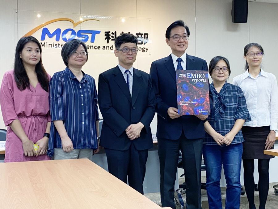 找到了！陽明大學生化暨分子生物研究所陳鴻震教授(右三)研究團隊發現，細胞初級纖毛的異常，可能是導致早衰症的致病機轉，也就是像細胞天線的初級纖毛較短或較少，和早衰症有關。(圖／陳林幸虹 攝)