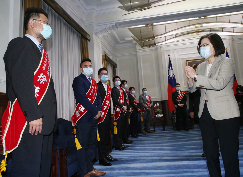 總統蔡英文（右）12日上午在總統府接見第58屆十大傑出青年當選人暨國際青年商會中華民國總會陪同人員，蔡總統表示，很高興看到十大傑出青年不但在專業領域有成就，更因為這些成就讓世界看到台灣、認識台灣。(圖：中央社)