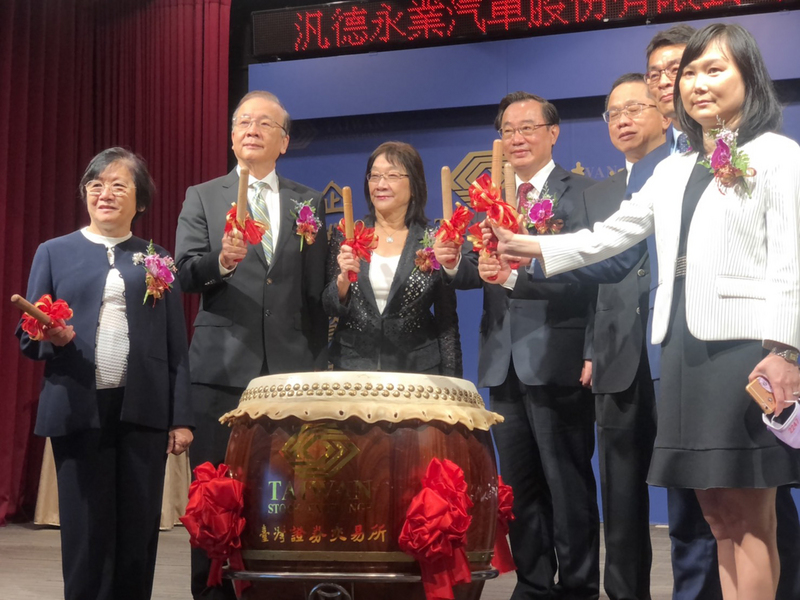 汎德12日以承銷價180元掛牌，掛牌首日以300元開盤，開盤後隨即大漲逾60%，股價達300元。圖左起為汎德董事唐如萱、總裁唐榮椿、董事長唐慕蓮。(圖：中央社)