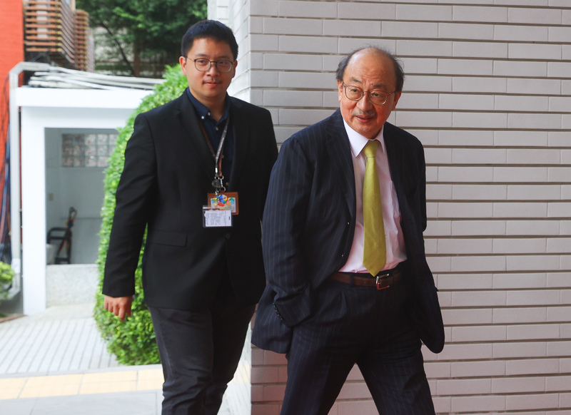 立法院12日下午舉行黨團協商，民進黨立法院黨團總召柯建銘（右）出席。(圖：中央社)