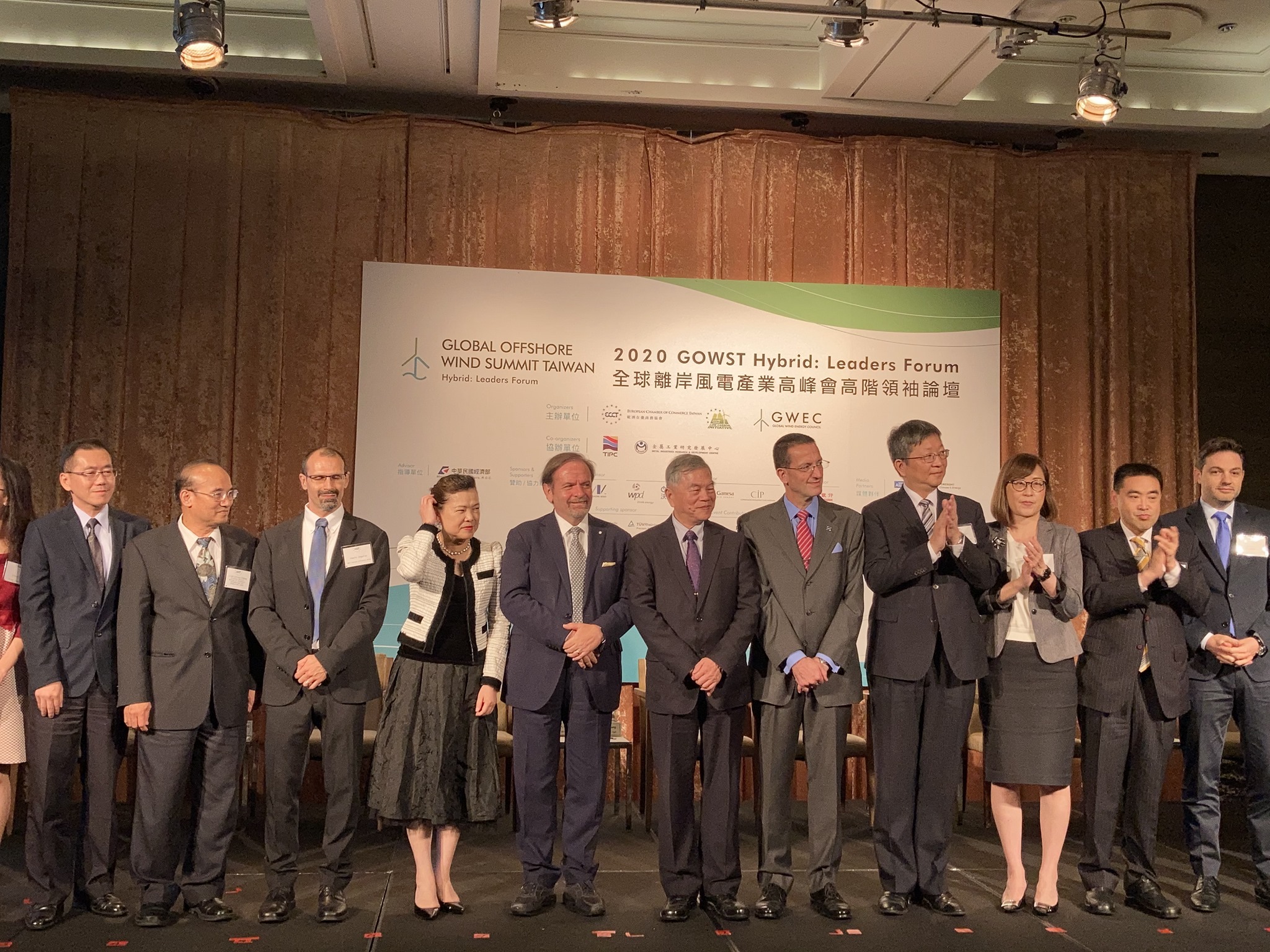 行政院副院長沈榮津(右6)、經濟部長王美花(右8)出席2020全球離岸風電產業高峰會。(謝佳興 攝)