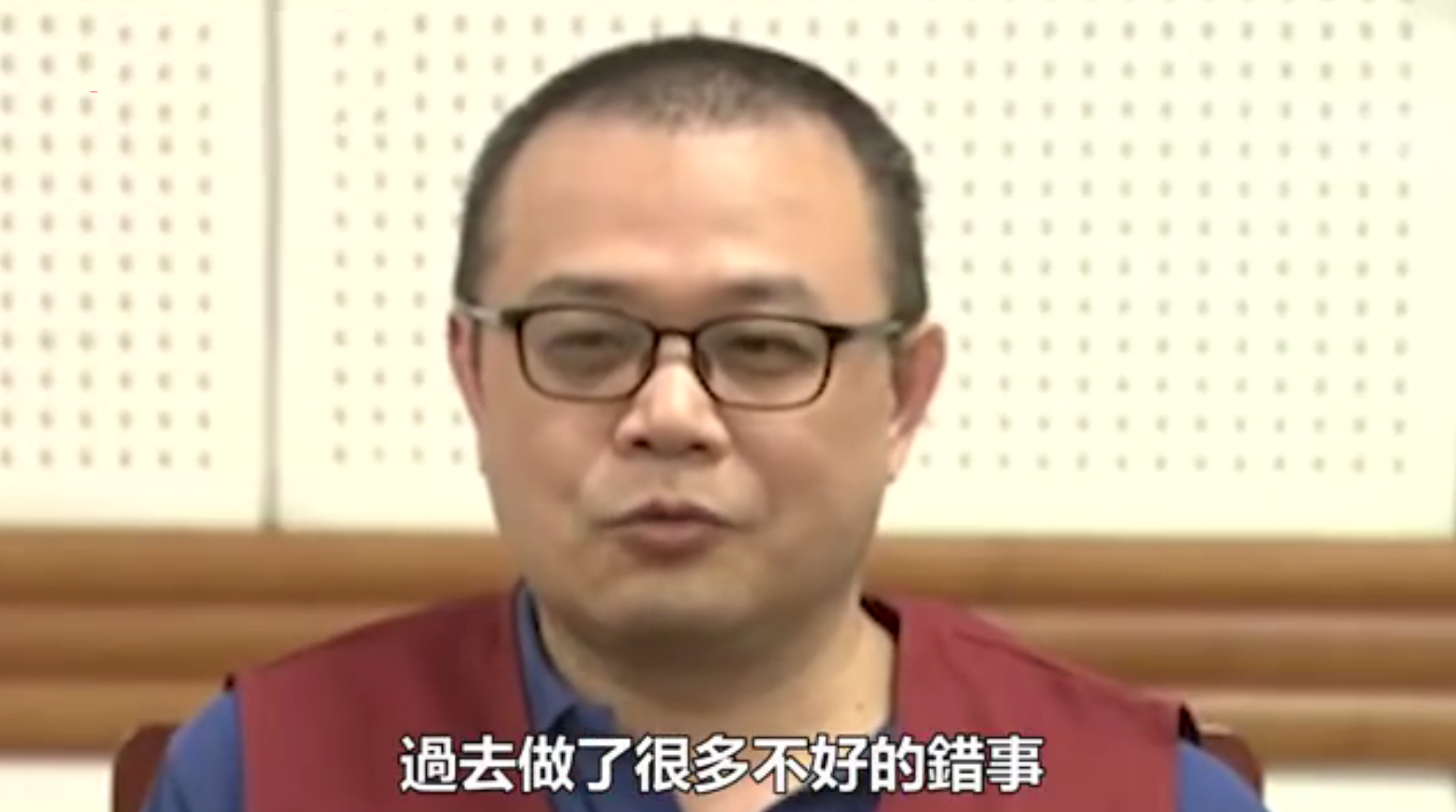 屏東枋寮鄉政顧問李孟居在中國被捕，他11日出現在中國官方媒體央視的節目中，並且「認錯」。(圖擷取自微博)