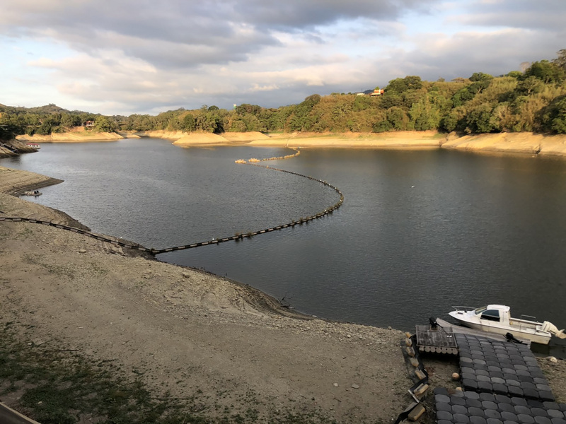 水情未獲改善，嘉南平原明年一期稻作停灌幾成定局，環團24日抨擊政府「吃農民夠夠」，呼籲應開發水源、開徵耗水費。(圖：中央社)