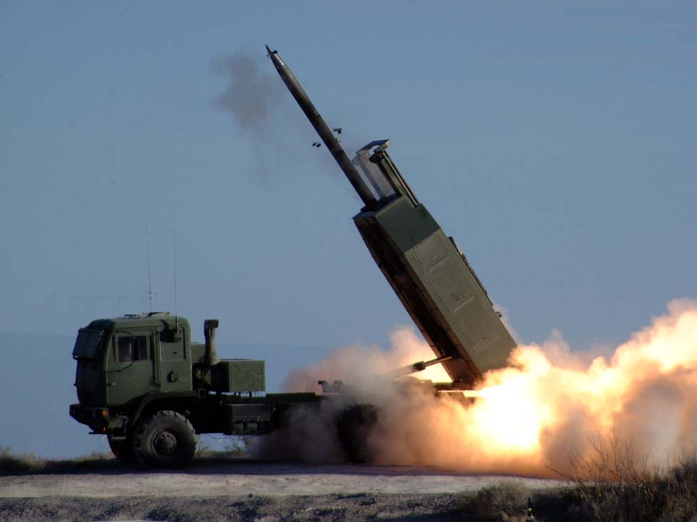 美軍「高機動性多管火箭系統」(HIMARS)。(維基百科)