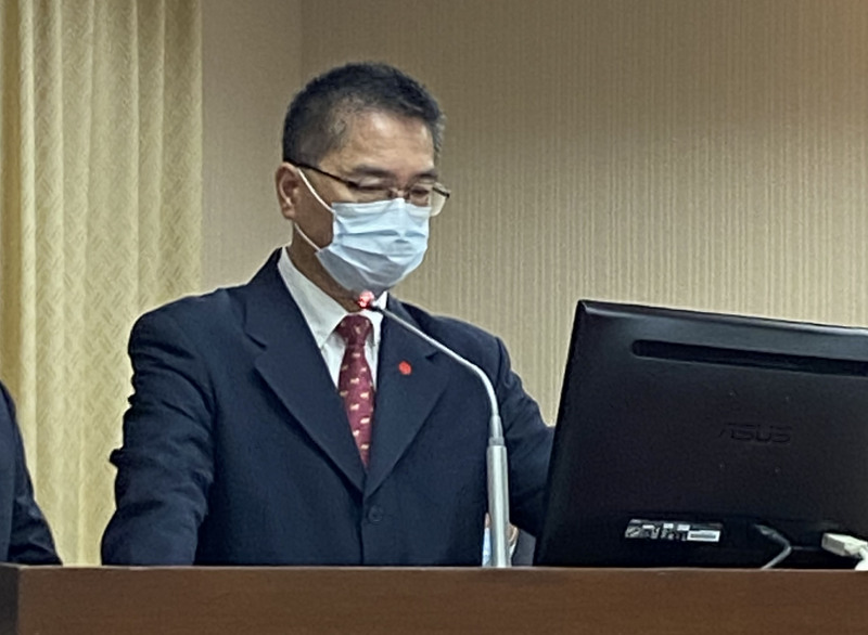 有業者擬在台北市一處大樓地下室設置共享廚房，民進黨立委沈發惠14日在立法院內政委員會質詢指出，共享廚房節省外場成本，卻衍生相關消防和營建法規的公安問題，要求應釐清相關法規規定；內政部長徐國勇（圖）說，已先請營建署著手研議、認定。(圖:中央社)