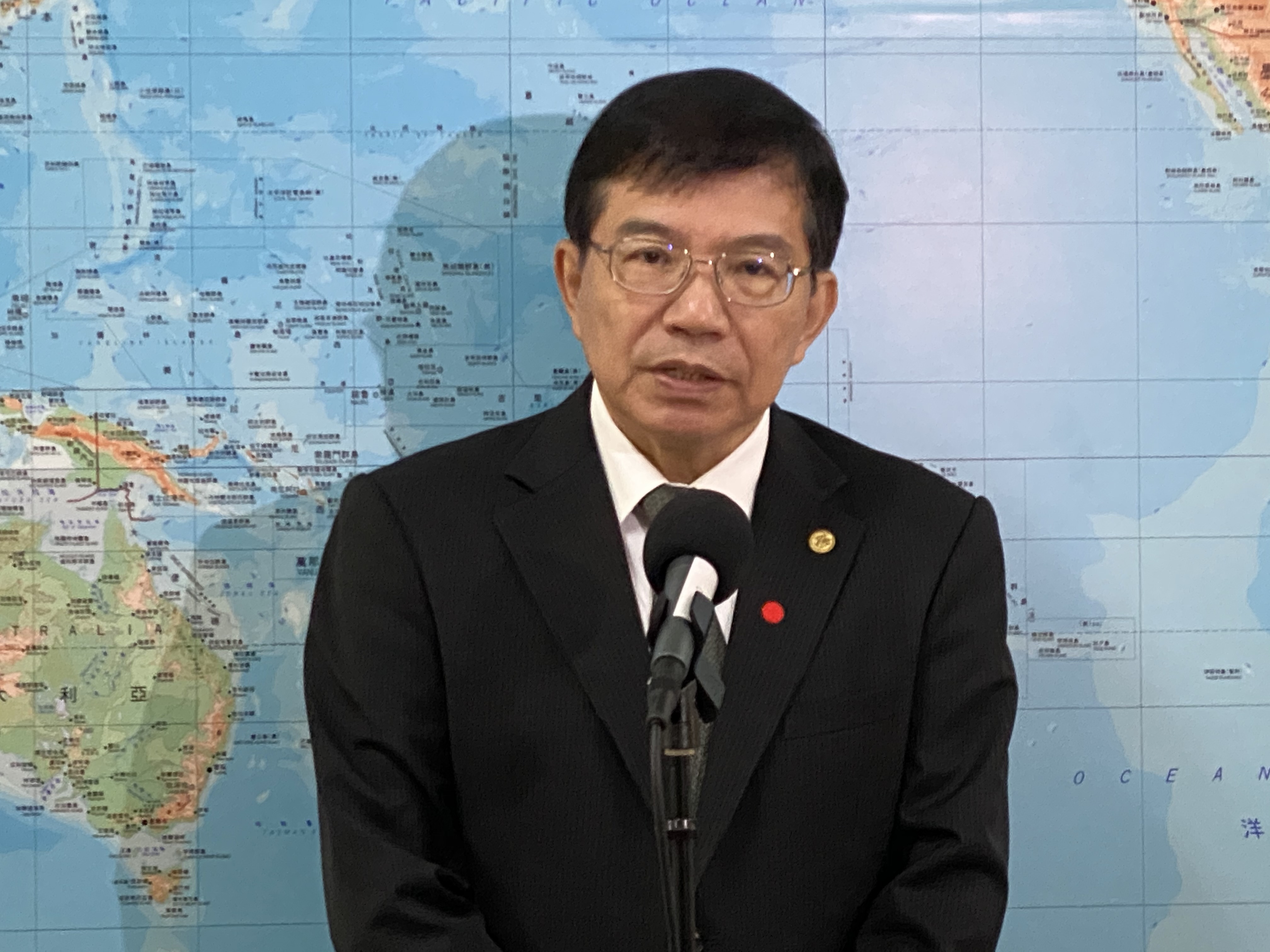 交通部政務次長王國材14日赴立法院交通委員會前，接受媒體聯訪。(吳琍君攝)