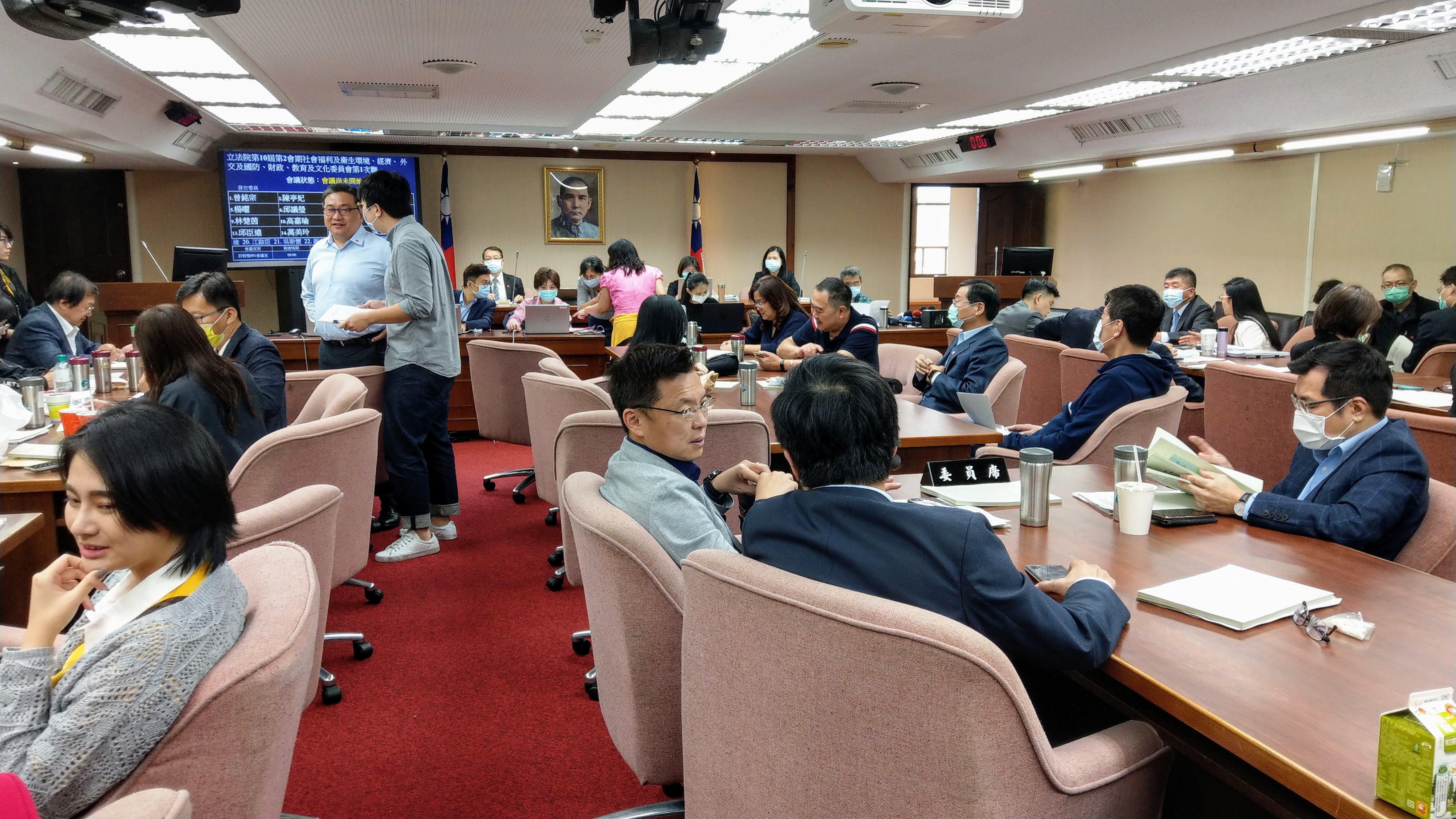 立法院衛環委員會14日聯席審查攸關含萊克多巴胺美豬進口的行政命令。(劉品希 攝)