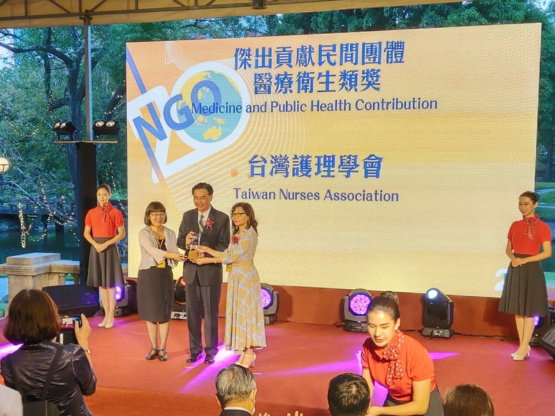 外交部14日舉辦非政府組織(NGO)國際事務會成立20週年，外交部長吳釗燮頒發NGO傑出貢獻獎，表彰其卓越貢獻 (央廣記者王照坤 攝)