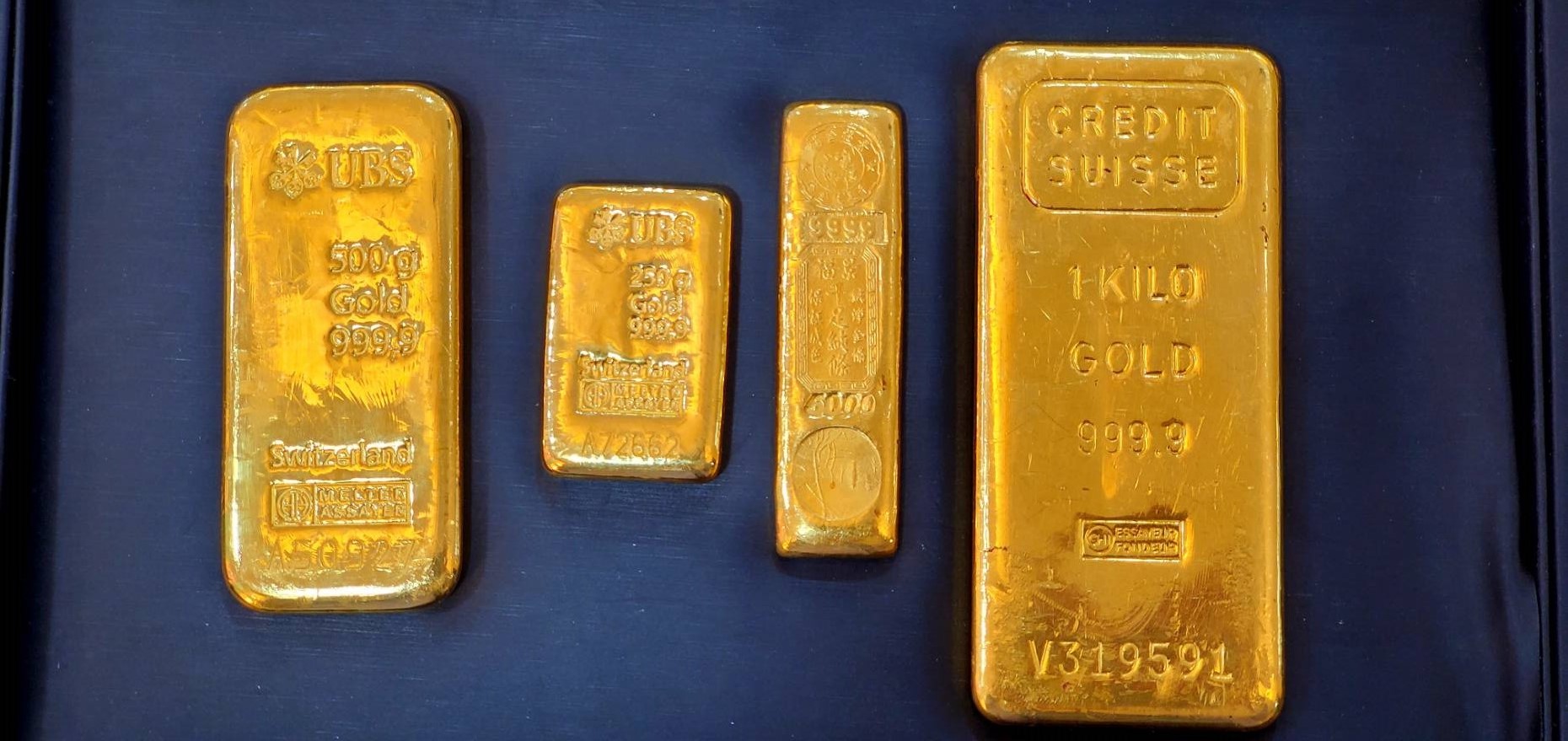 金價摜破2千美元，讓台灣國內祖母級長者慌了，擔憂金價還會再往下探，近兩週以來，超過50年的金塊、金條也全拿出變現。(圖／銀樓業者 提供)