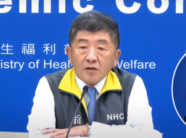 中央流行疫情指揮中心指揮官陳時中14日表示，民眾從明天起可在一般通路買到市售雙鋼印醫用口罩。(圖擷自YouTube)