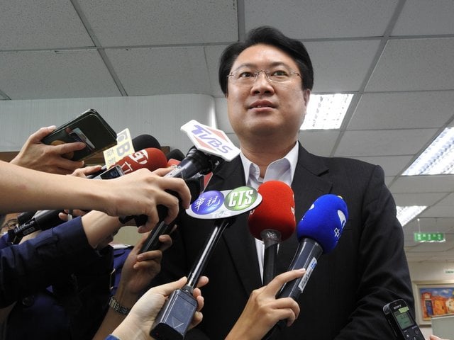 基隆市長林右昌出席民進黨中常會前接受媒體訪問時表示，期盼北北基城市合作能成為典範。（劉玉秋 攝）