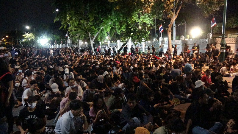 泰國反政府學生團體示威升級，抗議民眾在總理府外聚集，高喊總理下台。(圖:中央社)