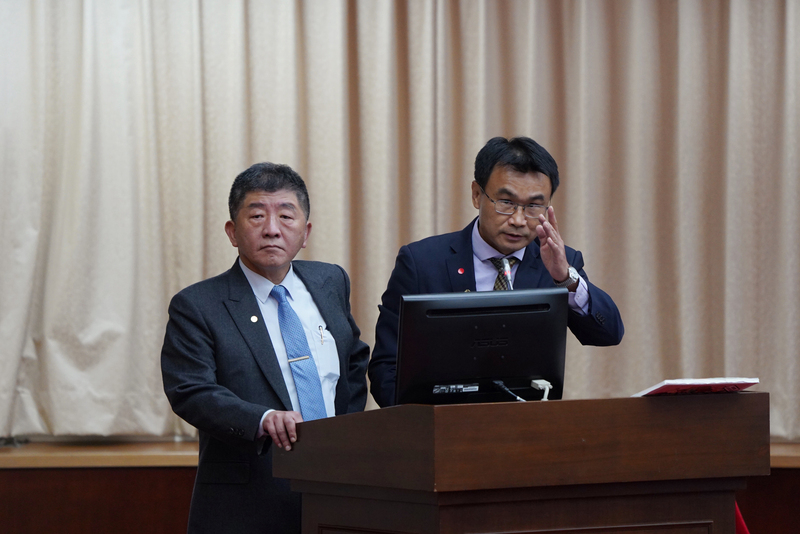 立法院社會福利及衛生環境等5委員會聯席會議15日審查衛生福利部函送「散裝食品標示規定」等5案，衛福部長陳時中（左）、農委會主委陳吉仲（右）備詢。(圖：中央社)