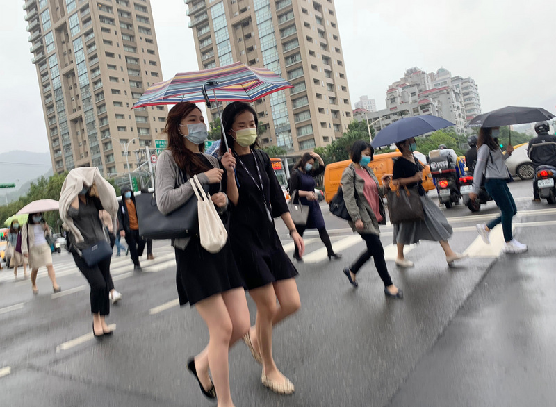中央氣象局表示，19日受東北風影響，桃園以北和東半部局部有雨。圖為台北街頭。(資料照片/中央社)