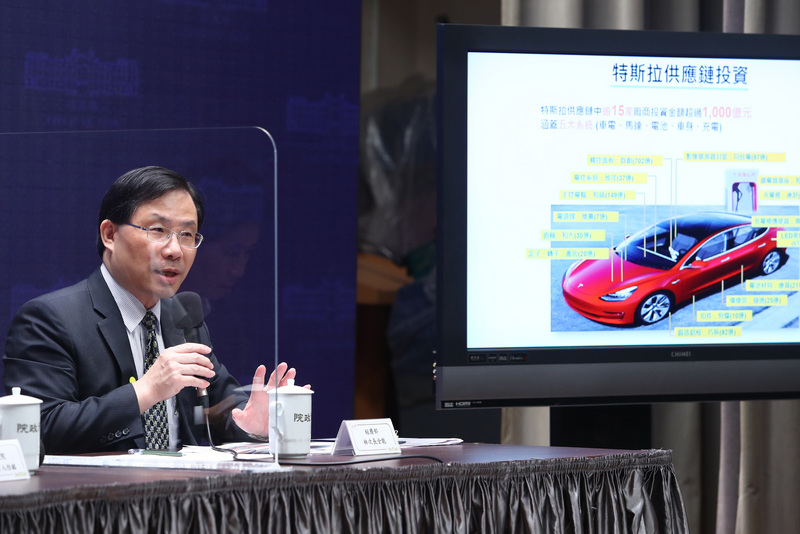 行政院會後記者會15日在新聞中心舉行，經濟部次長林全能出席，並說明電動車特斯拉供應鏈投資情形。(圖:中央社)