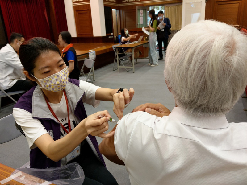 指揮中心：12/1起 50至64歲健康成人恢復接種公費流感疫苗。（圖:中央社檔案照片）