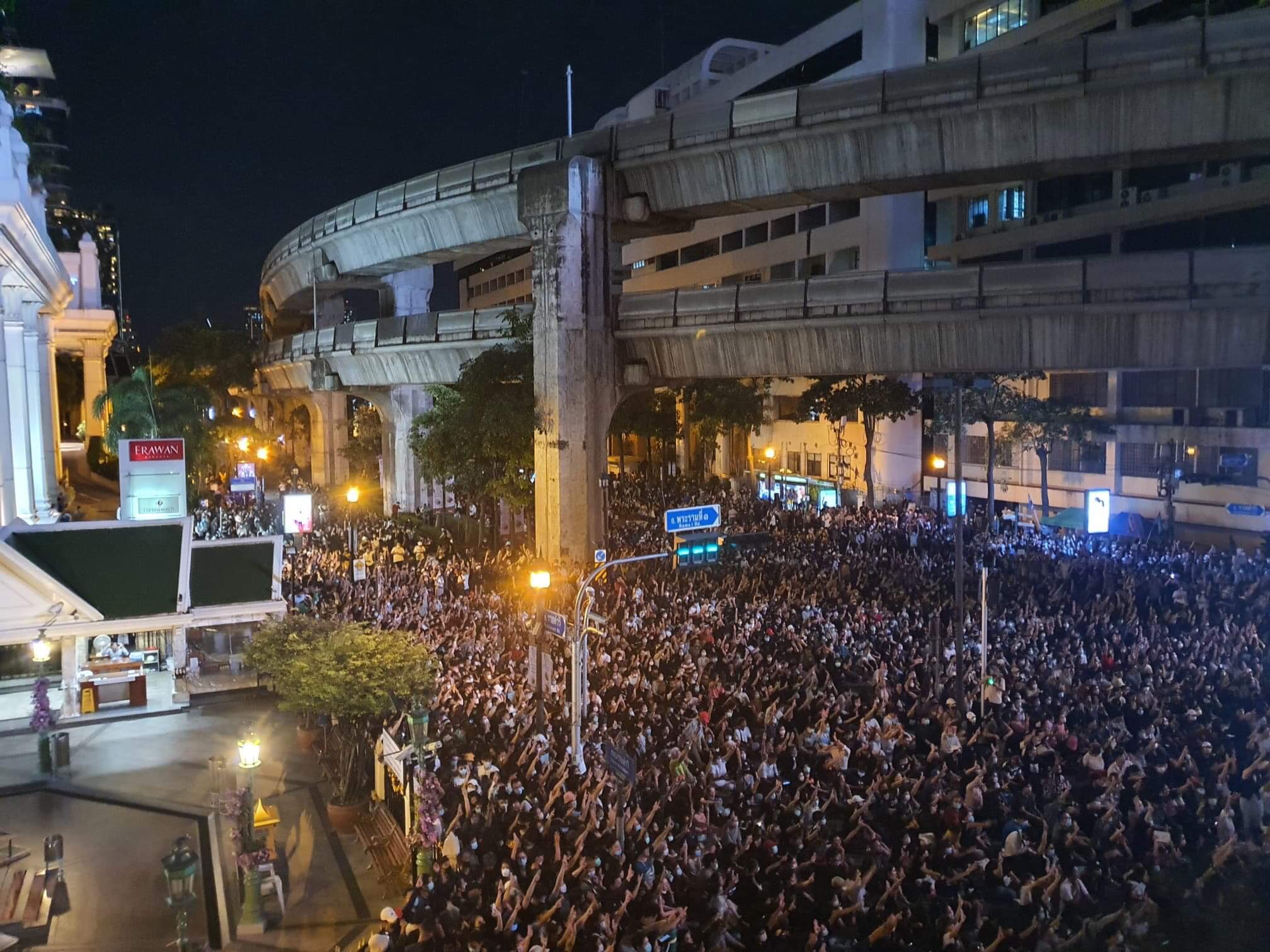 泰國數千名民主抗議群眾在曼谷街頭舉行大規模示威，儘管警方舉起擴音器，高聲疾呼民眾解散，但是以學生為主的抗議民眾聚集在市中心鬧區的叻巴頌路口(Ratchaprasong Intersection)。(圖：推特)