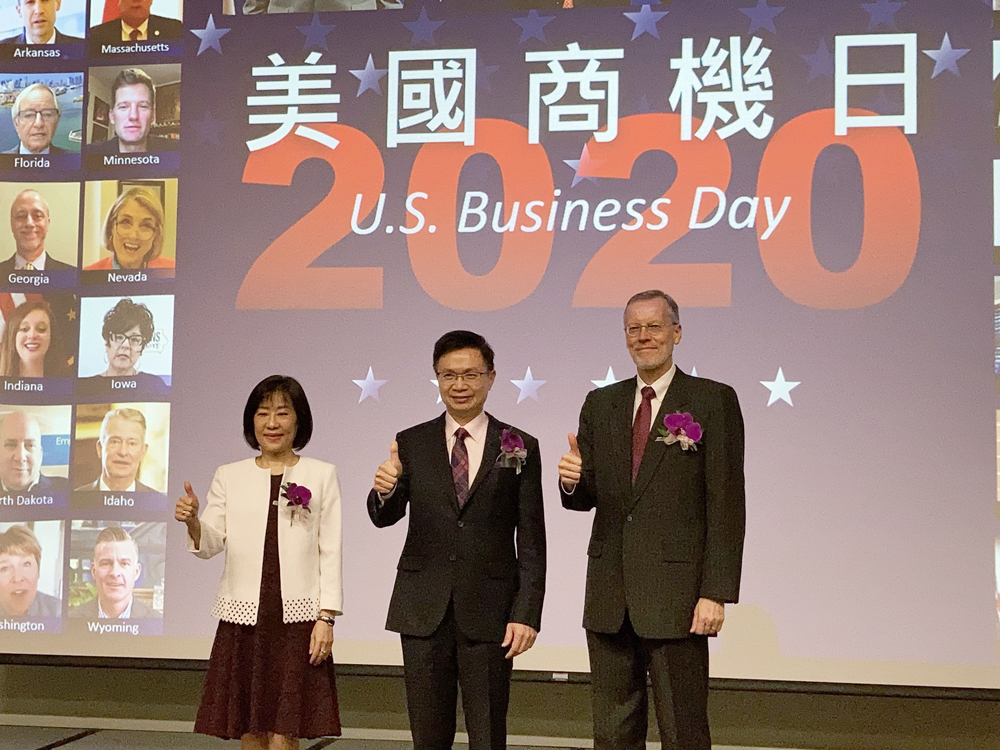 經濟部國際貿易局局長江文若(左)、外貿協會董事長黃志芳(中)、美國在台協會處長酈英傑(右)出席2020美國商機日。(謝佳興 攝)