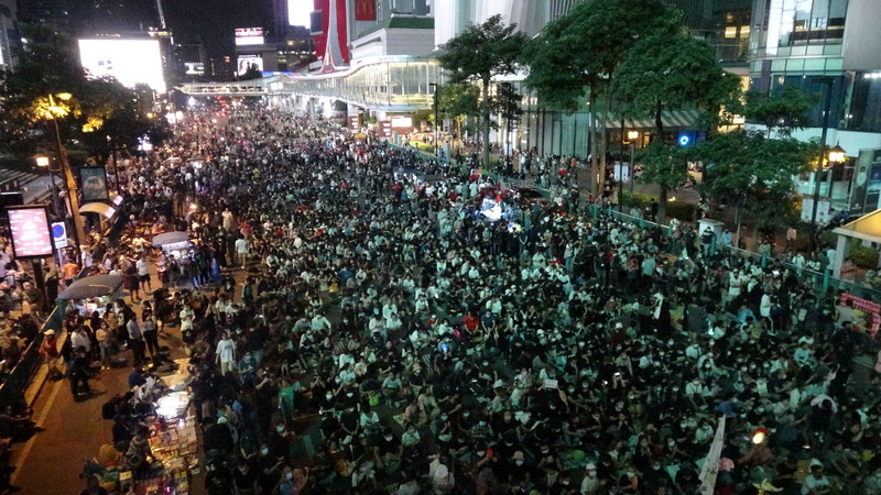 泰國反政府示威不斷，抗議民眾無懼緊急命令，15日傍晚佔領鬧區叻巴頌路口，不過主辦單位宣布晚間10時結束抗議，和平散場。(圖:中央社)