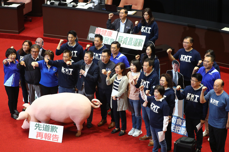 國民黨指出，蔡政府悍然刁難、拖延公投，更顯然違抗民意，國民黨呼籲全民一起監督中選會。(圖：中央社)