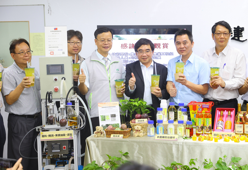 農委會農業試驗所16日舉行「全球第1台！鮮榨不沾手的百香果漿取汁機」記者會，期望這台百香果漿取汁機未來能助攻百香果進軍茶飲市場，引領產業新機再創全新里程碑。(圖：中央社)