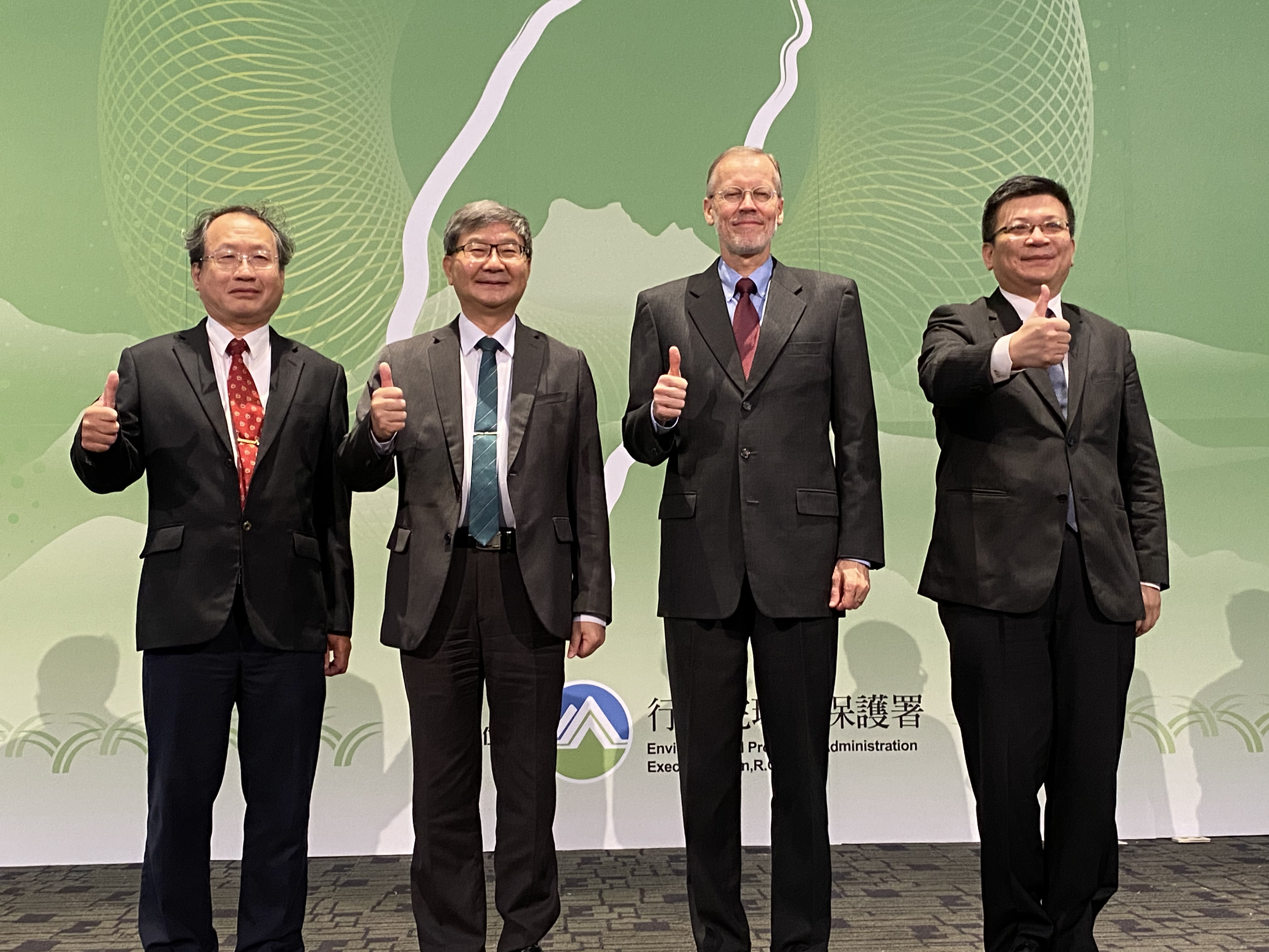 環保署副署長沈志修(中左)、經濟部次長曾文生(右)、農委會副主委黃金城(左)16日首度攜手舉辦「2020台灣循環經濟高峰會」，並邀請到美國在台協會處長酈英傑(中右)與會致詞。(吳琍君攝)