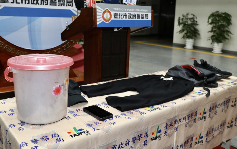 「保護傘」餐廳16日遭人潑穢物，台北市警方17日逮捕涉案的莫姓男子，並起出作案鞋帽、背包與裝穢物水桶。警政署也通令全國警察機關加強保護類似單位。(中央社)