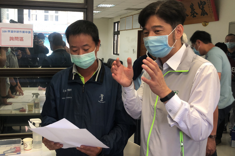 農委會農田水利署長蔡昇甫（右）。(資料照／中央社)