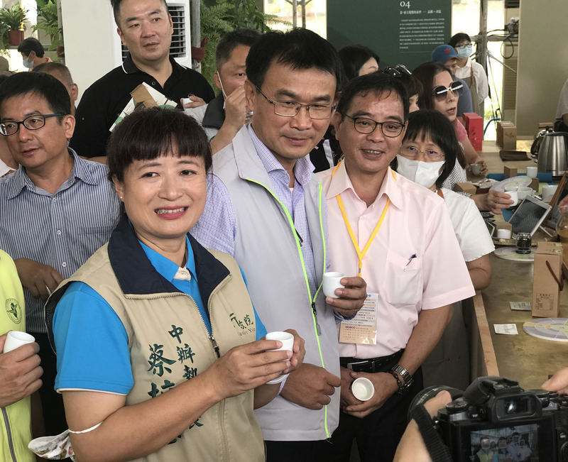 農委會主委陳吉仲（前中）17日由行政院中部辦公室執行長蔡培慧（前左）等人陪同，前往南投縣中興新村參觀「2020南投世界茶葉博覽會」，現場品嚐南投在地好茶，了解茶產業的發展情形。(圖：中央社)