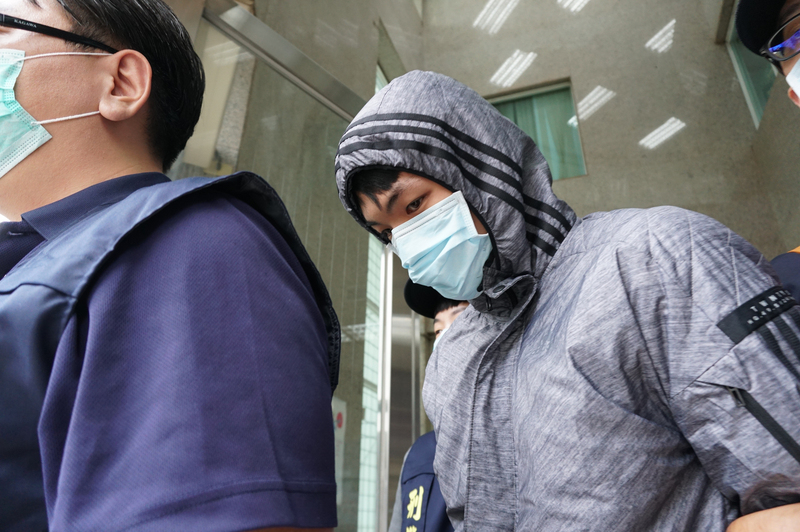 協助在台灣尋求庇護香港人維持生計的「保護傘」餐廳遭人潑穢物，圖為涉案的莫姓男子移送地檢署。(圖:中央社檔案照片)