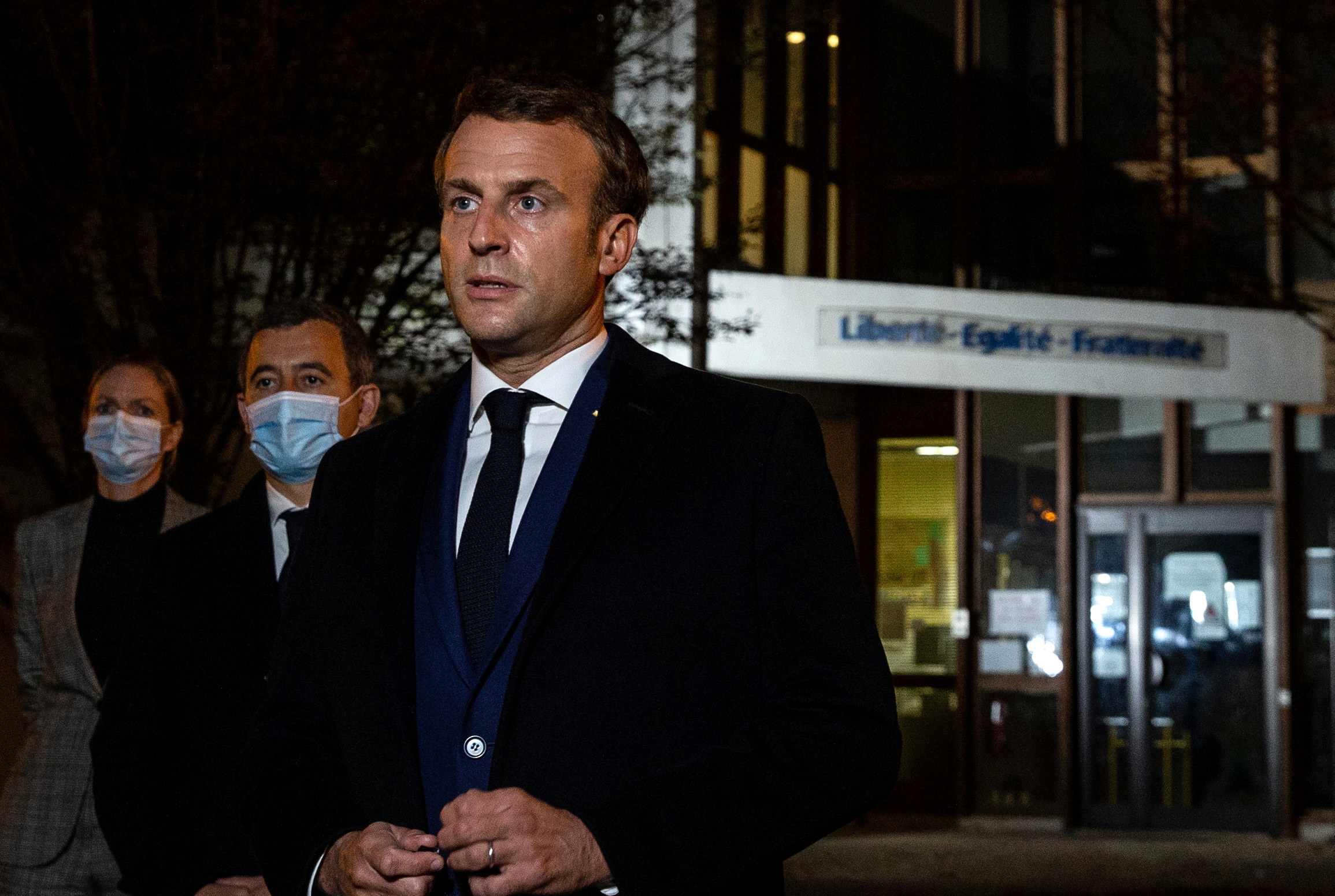 巴黎西邊郊區孔弗朗(Conflans-Sainte-Honorine)一所學校附近發生教師遭襲擊身亡事件，法國總統馬克宏親自到場關切並公開譴責暴行。(路透社/達志影像)