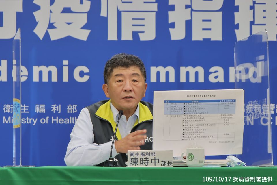 關於公費流感疫苗，陳時中重申，施打對象以高風險族群優先，50歲至64歲的民眾雖然暫緩施打，但若有慢性病處方簽等證明，還是可以優先施打。(資料照/疾管署提供)