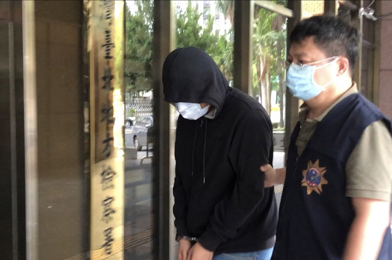 保護傘餐廳遭潑糞案，莫姓男子坦承收錢辦事並供出共犯李男等3人。警方拘提3人後18日下午移送北檢由檢察官複訊。(圖: 中央社)