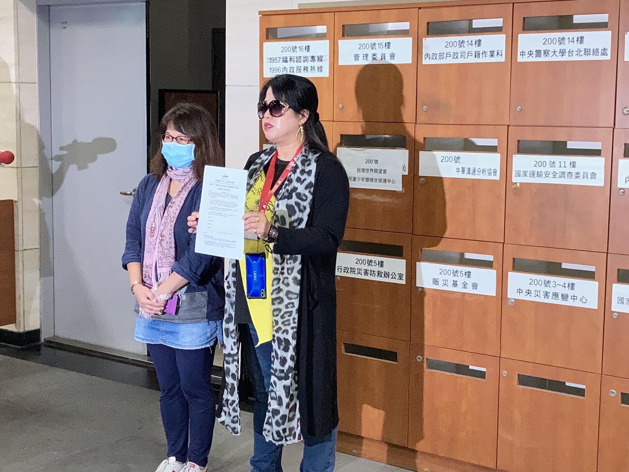 運安會邀來台鐵普悠瑪事故家屬說明最終調查報告，卻要求簽署保密切結書，引來家屬拒簽。(謝佳興 攝)