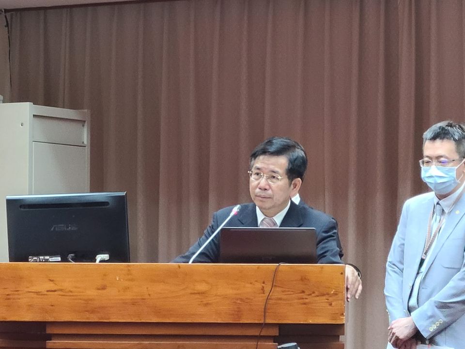 教育部長潘文忠今在立法院教育及文化委員會答詢時表示，已函知各大學，要求與中國學校締結書約時，相關承諾書等所有附件都須備查，2017年後提出相關書約或文件的44學校，經審查都符合規定。(江昭倫攝)