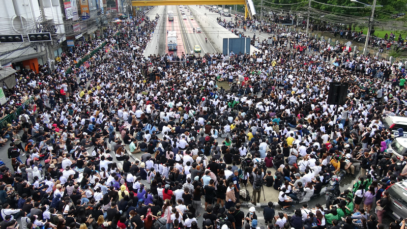 泰國反政府示威團體19日號召支持者占領曼谷街頭，要求總理下台與王室改革。圖為上千支持者占領農業大學路口。(圖：中央社)