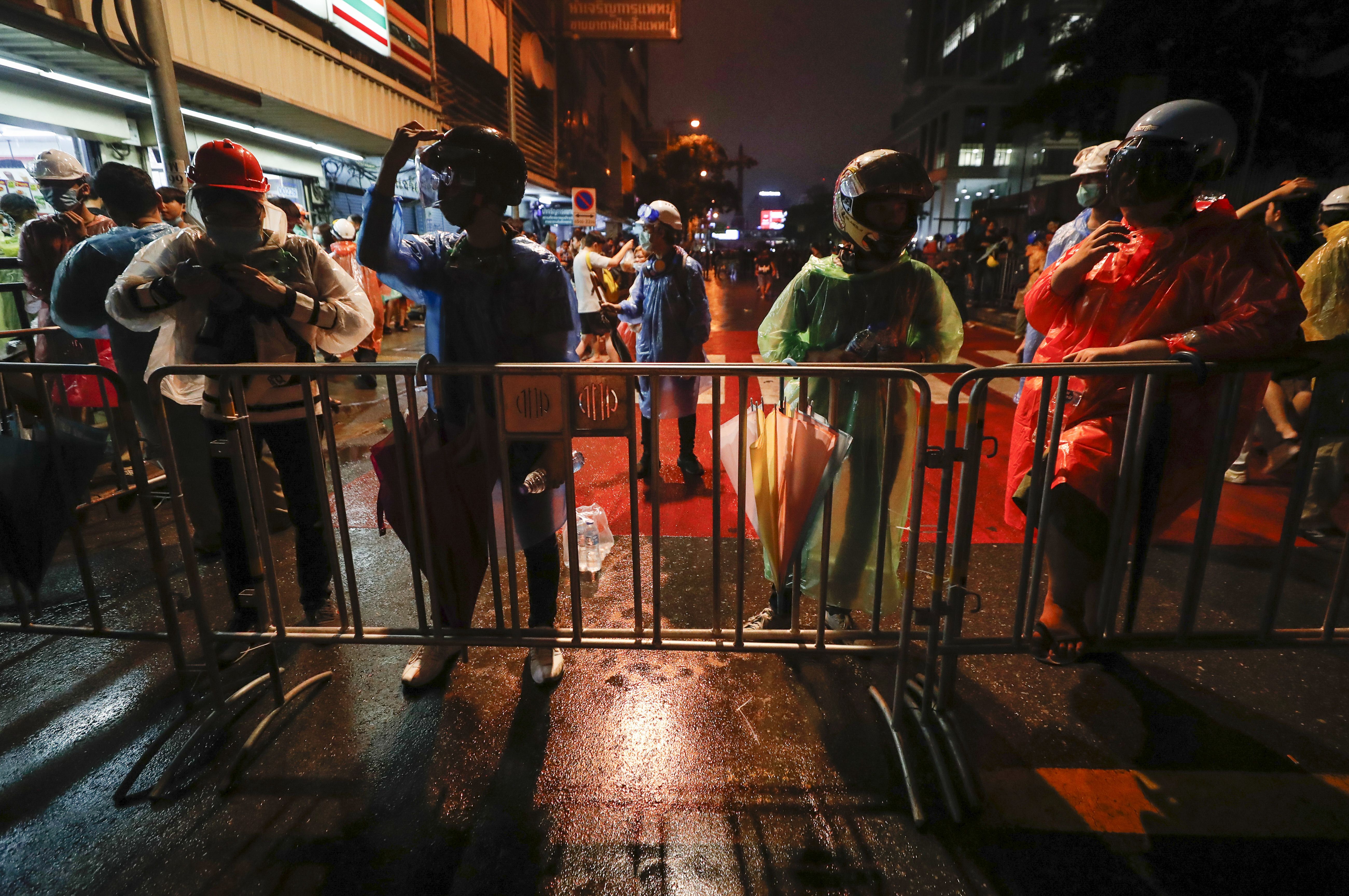 泰國反政府示威，萬人兵分兩路占據主要路口。(美聯社/達志影像)