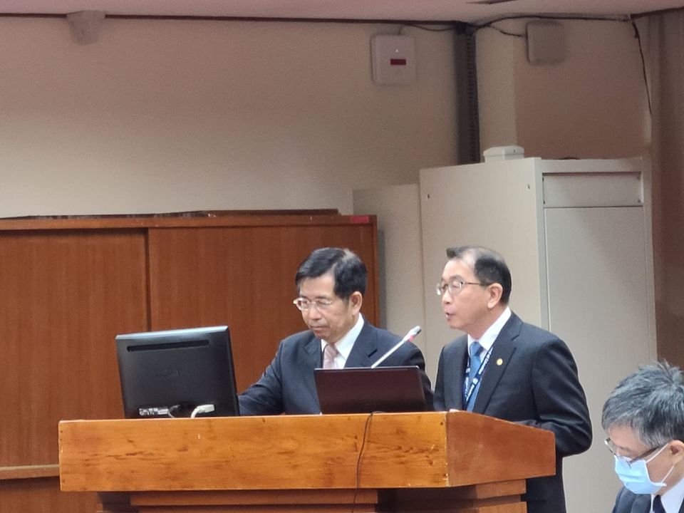 體育署長張少熙(右)在教委會上備詢時表示，只要日本東京奧運舉辦，台灣一定排除萬難參加。左為教育部長潘文忠。(江昭倫攝)