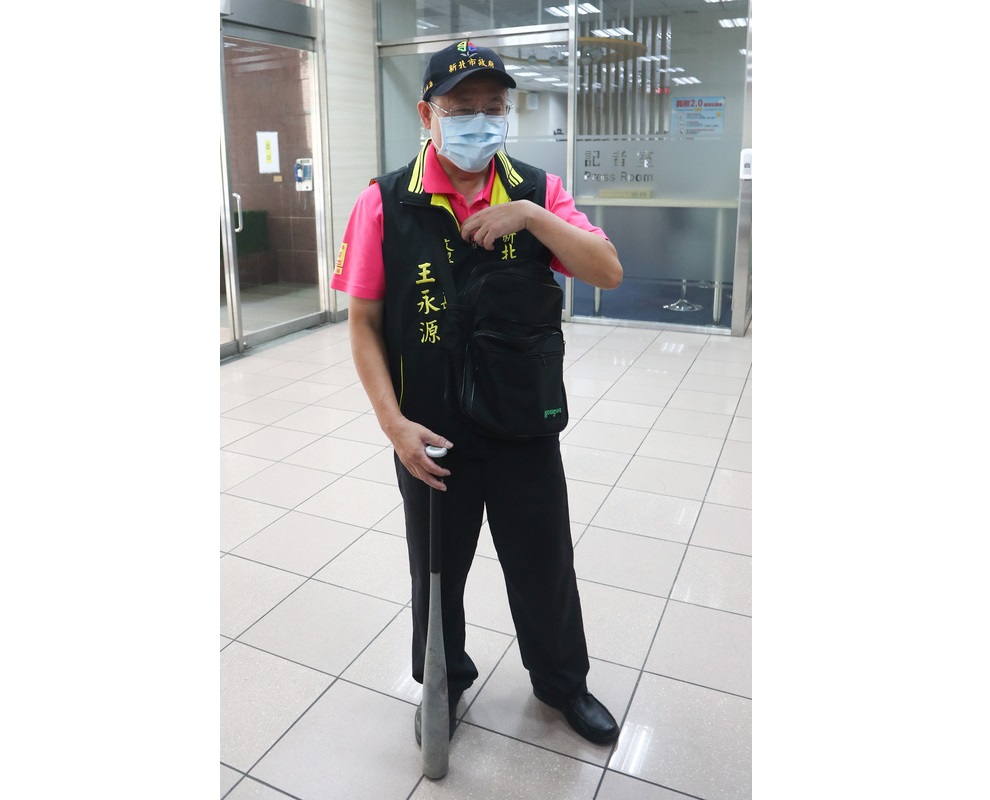 新北市板橋區文翠里里長王永源20日帶著球棒到疾管署陳情，抗議公費流感疫苗分配不均。(圖：中央社)