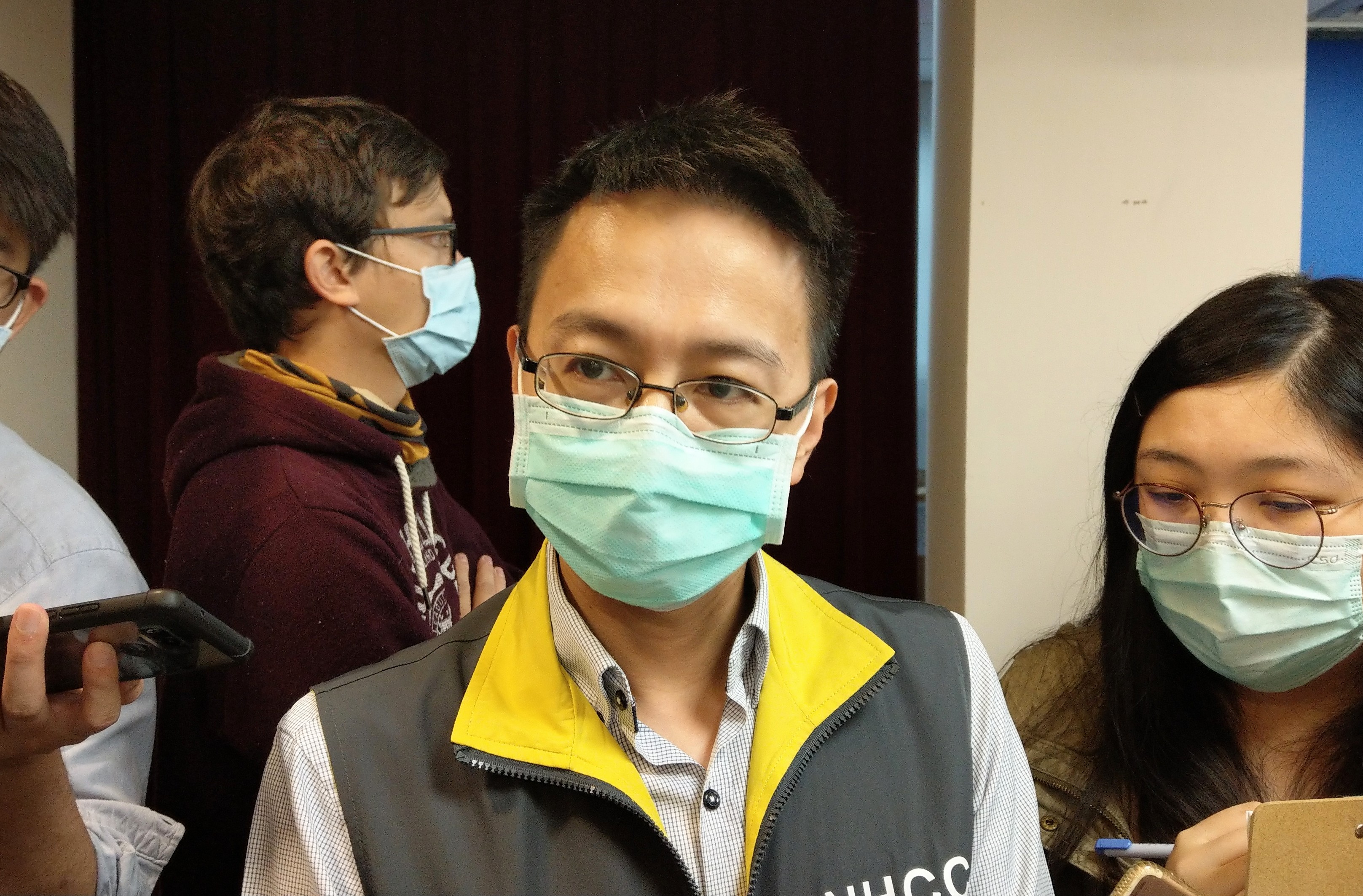 疫情指揮中心醫療應變組副組長羅一鈞27日表示，專案採有效達成防疫目的的最小侵害手段，兼顧遷徙自由、確診個案就醫權及在台國民健康權，符合比例原則，無違憲之虞。(資料照/劉品希 攝)
