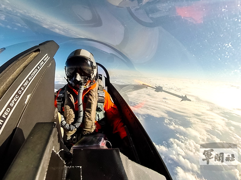 空軍F-16戰機實施空對空實彈射擊任務，飛行員正在發射響尾蛇飛彈 (軍聞社提供)