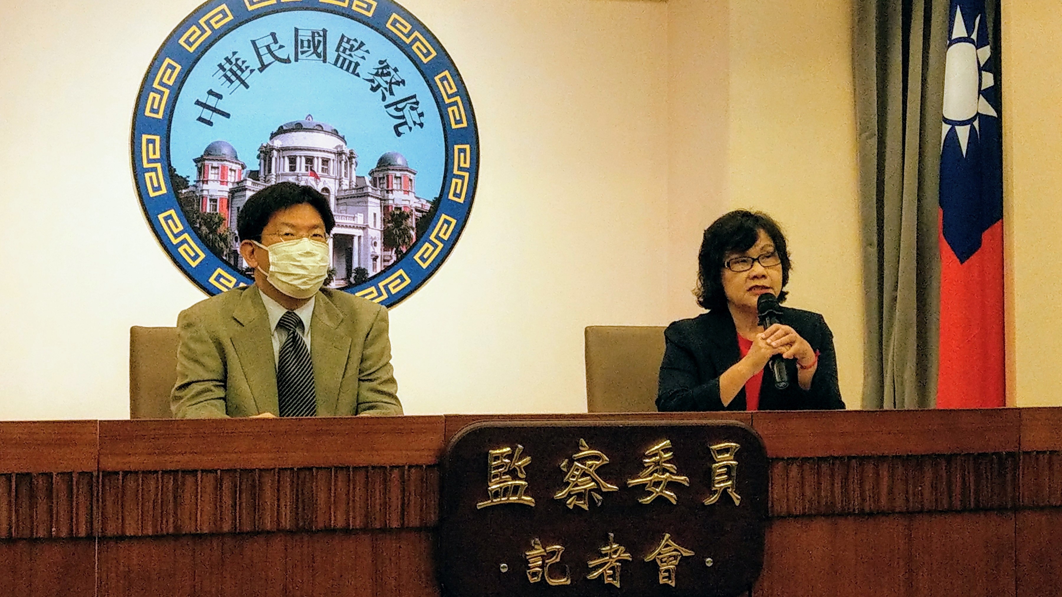 國家人權委員會副主委高涌誠(左)、委員王幼玲(右)表示已針對高鐵南移案警方執法是否過當展開函查。(歐陽夢萍 攝)